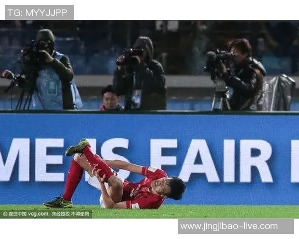 中超激战巴黎圣日耳曼6比2大胜巴萨帽子戏法引发争议判罚热议